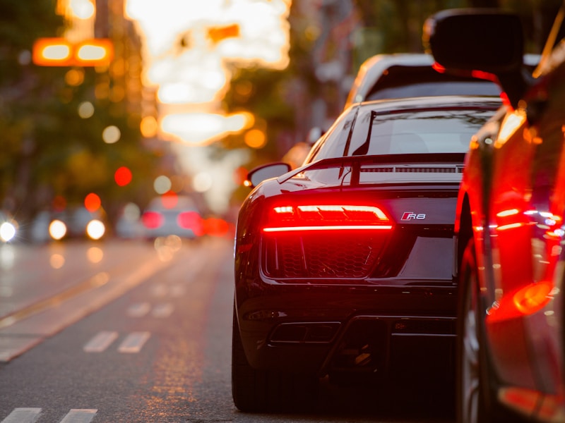 Mechaniker prüft Fahrzeugdetails in der Werkstatt
